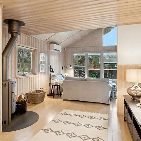 Lavrens - 300m From The Sea By Interhome Yderby